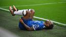 Pemain Chelsea, Raheem Sterling, meringis kesakitan setelah dilanggar pemain Burnley, Vitinho, pada laga pekan ke-8 Premier League 2023/2024 di Stadion Turf Moor, Sabtu, (7/10/2023). (AFP/Oli Scarff)