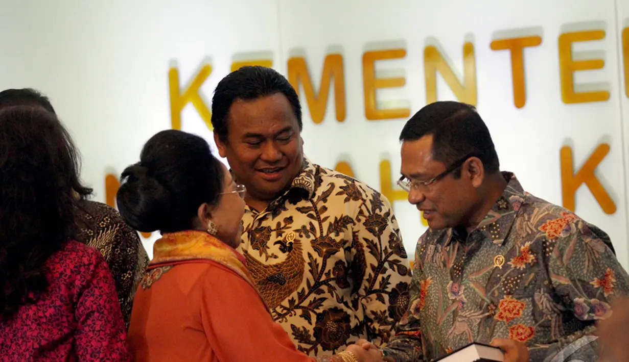 Menteri Perdagangan Rahmat Gobel dan Menteri Perindustrian Saleh Husin saat menghadiri sosialisi minum jamu bersama di Gedung Kementerian Koperasi dan UKM, Jakarta, Jumat (9/1/2015). (Liputan6.com/Faizal Fanani)