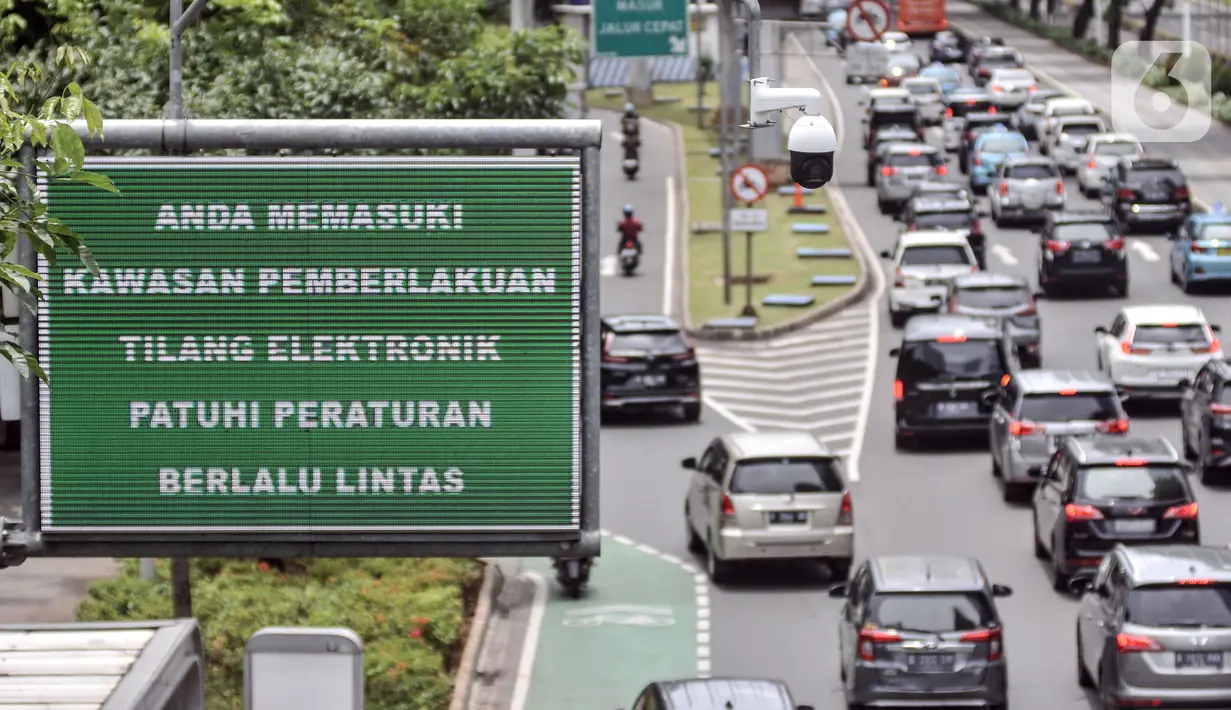 Rambu digital menginformasikan zona tilang elektronik di Jalan Jenderal Sudirman, Jakarta Pusat, Rabu (26/10/2022). Seluruh surat tilang yang sudah diedarkan kepada anggota telah ditarik sehingga seluruh pengendara yang melanggar bakal ditindak secara elektronik. (merdeka.com/Iqbal S. Nugroho)