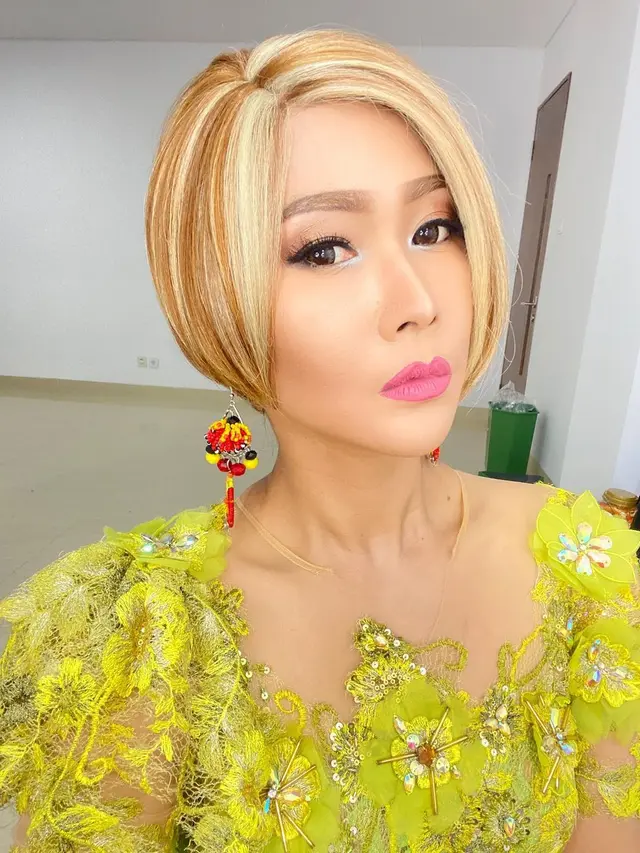 7 Potret Inul Daratista dengan Wig Rambut Pendek, Tetap Memesona