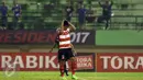 Pemain Madura United, Fachrudin WA tertunduk saat gagal mencetak gol pada adu tendangan penalti melawan PBFC di laga 8 besar PIala Presiden 2017 di Stadion Manahan Solo, Sabtu (25/2). PBFC unggul 5-4 (0-0). (Liputan6.com/Helmi Fithriansyah)