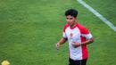 Pemain Timnas Indonesia U-20, Kadek Arel Priyatna saat latihan resmi menjelang Kualifikasi Piala Asia U-20 2025 yang berlangsung di Lapangan A, Stadion Utama Gelora Bung Karno (SUGBK), Senayan, Jakarta, Selasa (24/09/2024). (Bola.com/Bagaskara Lazuardi)