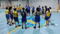 Tim Basket Putri Merpati Bali tengah berlatih dibawah arahan pelatih Bambang Asdianto Pribadi di ASABA Arena, Jakarta,  Jumat (20/1/2017). Latihan ini guna persiapan untuk laga Merpati Bali Women Basketball Challenge 2017 di Bali. (Bola.com/Nicklas Hanoat