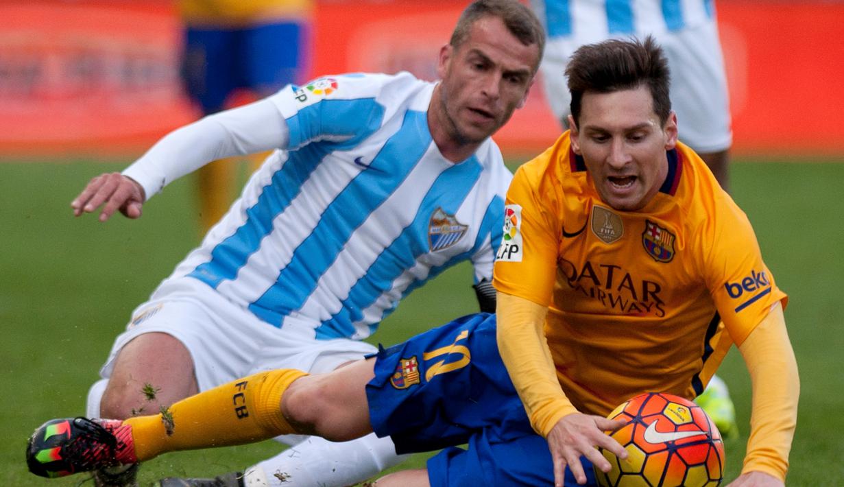 Pemain Barcelona, Lionel Messi (kanan), dijatuhkan pemain Malaga, Duda, dalam laga La Liga Spanyol di Stadion La Rosaleda, Malaga, Sabtu (23/1/2016). (AFP/Jorge Guerrero)
