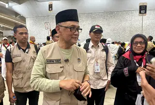 Menhaj Moch Irfan Yusuf melempar Jumrah Ula di Jamarat, Mina, Makkah. (Liputan6.com/Asnida Riani/Media Center Haji 2026).
