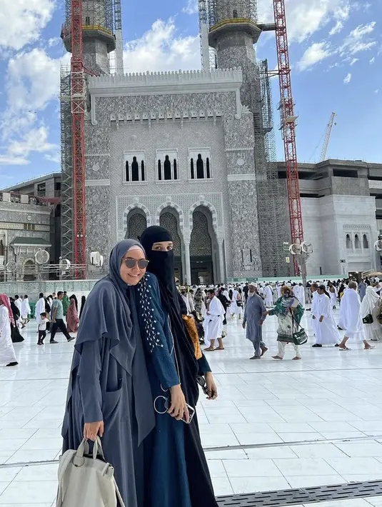 Shireen juga tampil dengan abaya navy dipadukan kerudung hitam lengkap dengan cadarnya. Credit: Instagram (@shireensungkar)