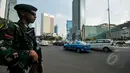 Sejumlah prajurit TNI melakukan pengamanan Konferensi Asia-Afrika di Kawasan Bunderan HI, Jakarta, Senin (20/4/2015). Pengamanan dilakukan untuk menjaga kelancaran KAA yang berlangsung 19-24 April 2015 di Jakarta dan Bandung. (Liputan6.com/Faizal Fanani)