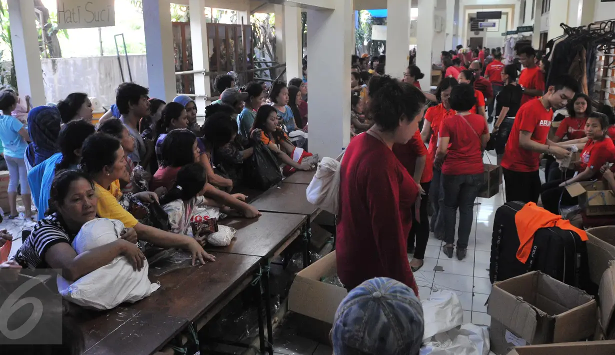 Ratusan warga menyerbu Pasar Murah yang digelar Rumah Hati Suci, Jakarta, Minggu (21/6/2015). Warga terlihat  antusias membeli pakaian di pasar murah tersebut. (Liputan6.com/Herman Zakharia)