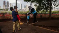 Sejumlah anak bermain di taman bermain yang terdapat di Bantaran Banjir Kanal Barat Kawasan Petamburan, Jakarta, Minggu (12/12/2021). Taman di bantaran kali kawasan padat penduduk itu menjadi sarana bermain bagi anak-anak di sekitarnya. (Liputan6.com/Faizal Fanani)