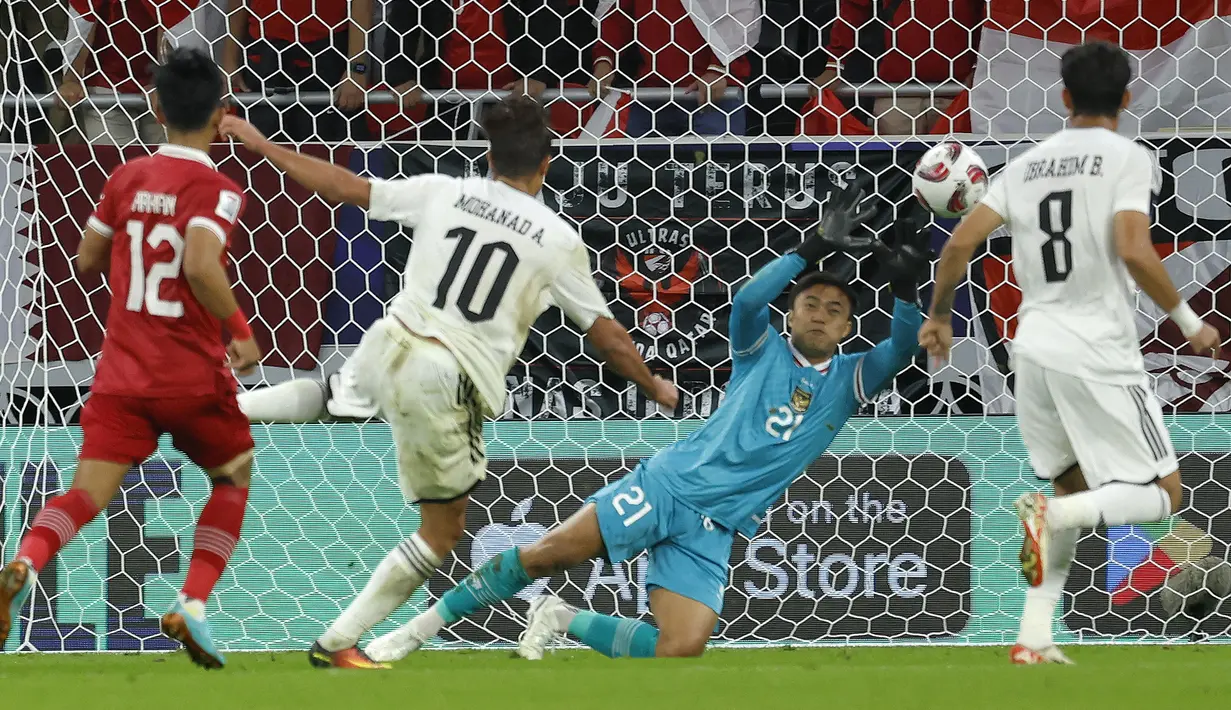 Striker Timnas Irak, Mohanad Ali (kedua kiri) mencetak gol pertama timnya ke gawang Timnas Indonesia yang kawal Ernando Ari Sutaryadi pada laga pertama Grup D Piala Asia 2023 Qatar di Ahmad bin Ali Stadium, Al-Rayyan, Doha, Senin (15/1/2024). (AFP/Karim Jaafar)