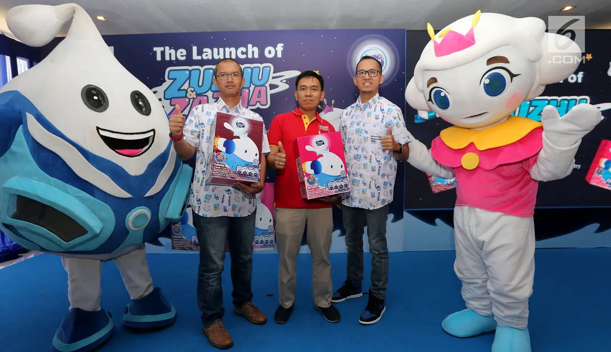 Sales Director Frisian Flag Indonesia Irawan, GM Alfamart Hendra, dan Corporate Affairs Director Frisian Flag Indonesia Andrew F Saputro meluncurkan karakter animasi edukatif di TMII, Jakarta, Minggu (29/9/2019). Karakter animasi Zuzhu dan Zazha terinspirasi dari tetesan susu. (Liputan6.com/HO/Bon)