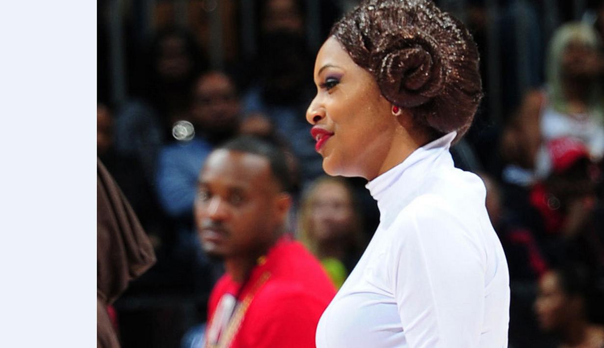 Gaya rambut anggota cheerleaders Atlanta Hawks yang unik saat tampil di Philips Arena, Atlanta, AS, Rabu (16/12/2015). (Foto via Marca.com)