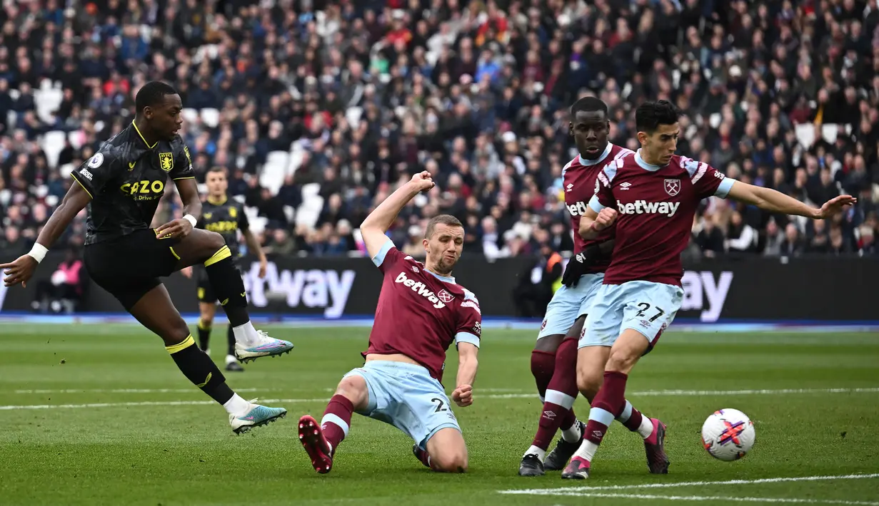 Striker Aston Villa, Jhon Duran (kiri) melepaskan tendangan ke gawang West Ham United pada laga Liga Inggris 2022/2023 di London Stadium, London (12/3/2023). Jhon Duran baru saja didatangkan Aston Villa dari Chicago Fire pada tengah musim 2022/2023 dan hingga kini telah bermain dalam 5 laga di Premier League. Bersama Timnas Kolombia, ia telah dipercaya membela tim senior dan telah mengoleksi 3 caps sejak melakukan debut pada 25 September 2022. (AFP/Ben Stansall)