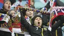 Fans cilik Rusia mengangkat banner merayakan gol timnya saat melawan Belgia pada laga persahabatan di Fisht stadium, Sochi, Rusia, Selasa (28/3/2017). Rusia bermain imbang 3-3. (AP/Denis Tyrin)