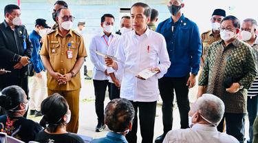 Presiden Jokowi menyerahkan sejumlah bantuan sosial bagi para penerima manfaat di Kantor Pos Jailolo Kabupaten Halmahera Barat, Provinsi Maluku Utara, Rabu (28/9/2022)