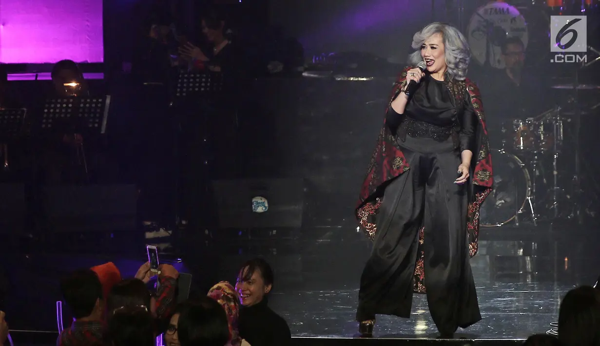 Penyanyi Reza Artamevia tampil pada konser Vina Panduwinata bertajuk 'September Ceria' di Balai Sarbini, Jakarta, Jumat (8/9). Sejumlah musisi ikut membawakan lagu hits Vina Panduwinata. (Liputan6.com/Herman Zakharia)
