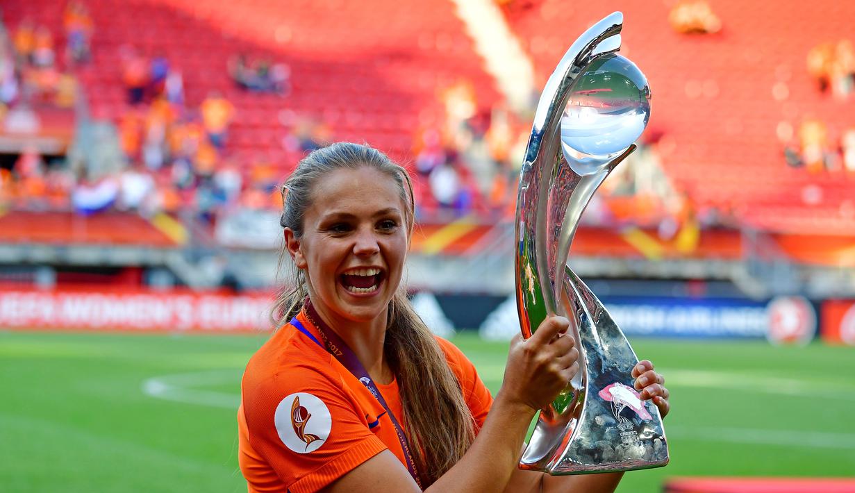 Gelandang Belanda Lieke Martens berpose dengan trofi UEFA Women's Euro 2017 usai mengalahkan Denmark di Stadion Fc Twente di Enschede (7/8). Belanda menang dengan skor 4-2 atas Denmark. (AFP Photo/Tobias Schwarz)