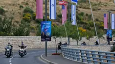 Anggota geng motor Samson Riders melintasi jalan menuju Kedubes AS yang baru di Yerusalem, (13/5). Geng motor Israel tersebut konvoi dari Tel Aviv ke Yerusalem untuk merayakan peresmian Kedutaan Besar AS baru di Yerusalem.  (AFP Photo/Ahmad Gharabli)