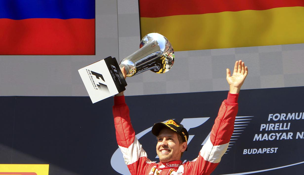 Sebastian Vettel dengan trofi juara. (REUTERS/Bernadett Szabo)