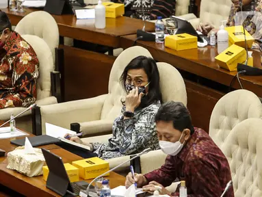 Menteri Keuangan Sri Mulyani (tengah), Gubernur Bank Indonesia Perry Warjiyo (kiri) dan Kepala Eksekutif Pengawas Perbankan OJK Heru Kristiyana (kanan) saat rapat kerja dengan Komisi XI DPR di Kompleks Parlemen, Senayan, Jakarta, Senin (24/8/2020). (Liputan6.com/Johan Tallo)