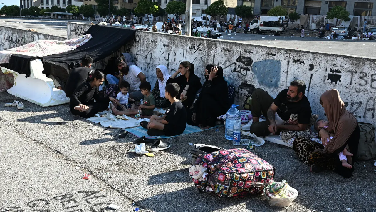 Hindari Serangan Israel, Pengungsi Penuhi Pinggir Jalan dan Ruang Terbuka Kota Lebanon