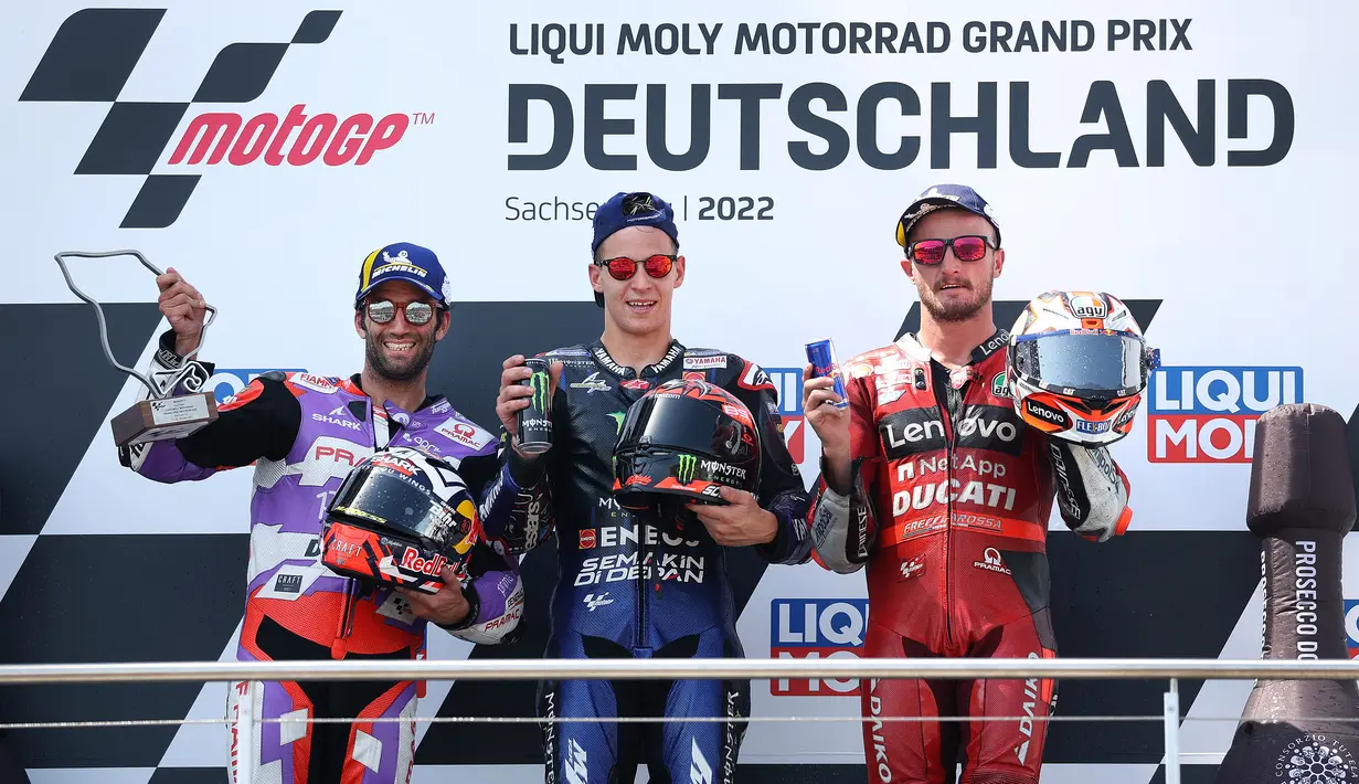 Posisi kedua diraih oleh Johann Zarco (kiri) dan diikuti Jack Miller (kanan) di posisi ketiga. (AFP/Ronny Hartmann)