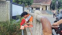 Reka adegan ketika tersangka Ferdi, pacar mahasiswi Unila yang tewas usai melahirkan membuang bayi mereka ke dalam sungai. Foto : (Liputan6.com/Ardi).