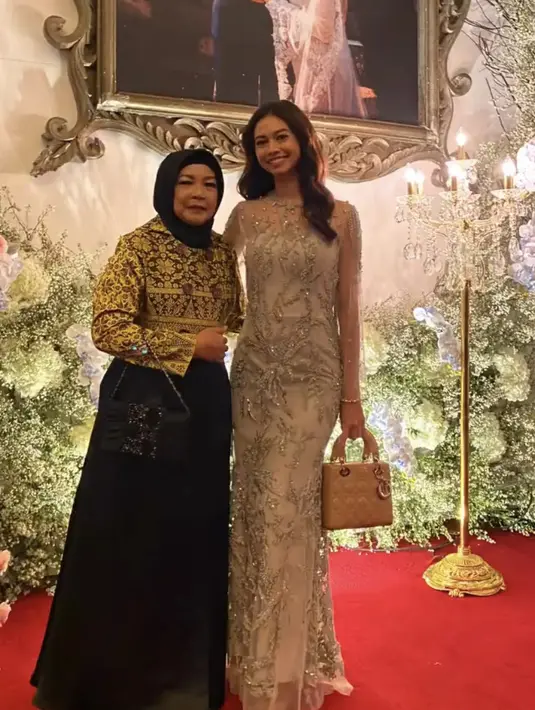Masih dimomen kondangan, Yuki terlihat mengenakan maxi dress bodycon berpayet sedangkan sang ibu mengenakan dress dengan detail atasan bermotif dan bawahan hitam. @twinawati