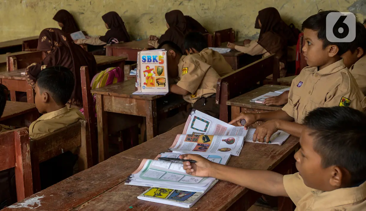 Murid SDN Samudrajaya 04 mengikuti proses belajar mengajar di Ruang Kelas 5, Desa Samudrajaya, Kecamatan Tarumajaya, Kabupaten Bekasi, Jawa Barat, Selasa (21/1/2020). Murid SDN Samudrajaya 04 terpaksa belajar di gedung sekolah yang rusak sejak tahun 2014. (merdeka.com/Imam Buhori)