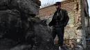Seorang petugas mengamati kerusakan akibat sebuah bom mobil yang meledak di sebuah restoran Prancis di Kabul, Afganistan, Sabtu (2/1/2016). Pada kejadian ini, dua orang tewas dan 15 lainnya luka-luka. (AFP PHOTO/Wakil Kohsar)