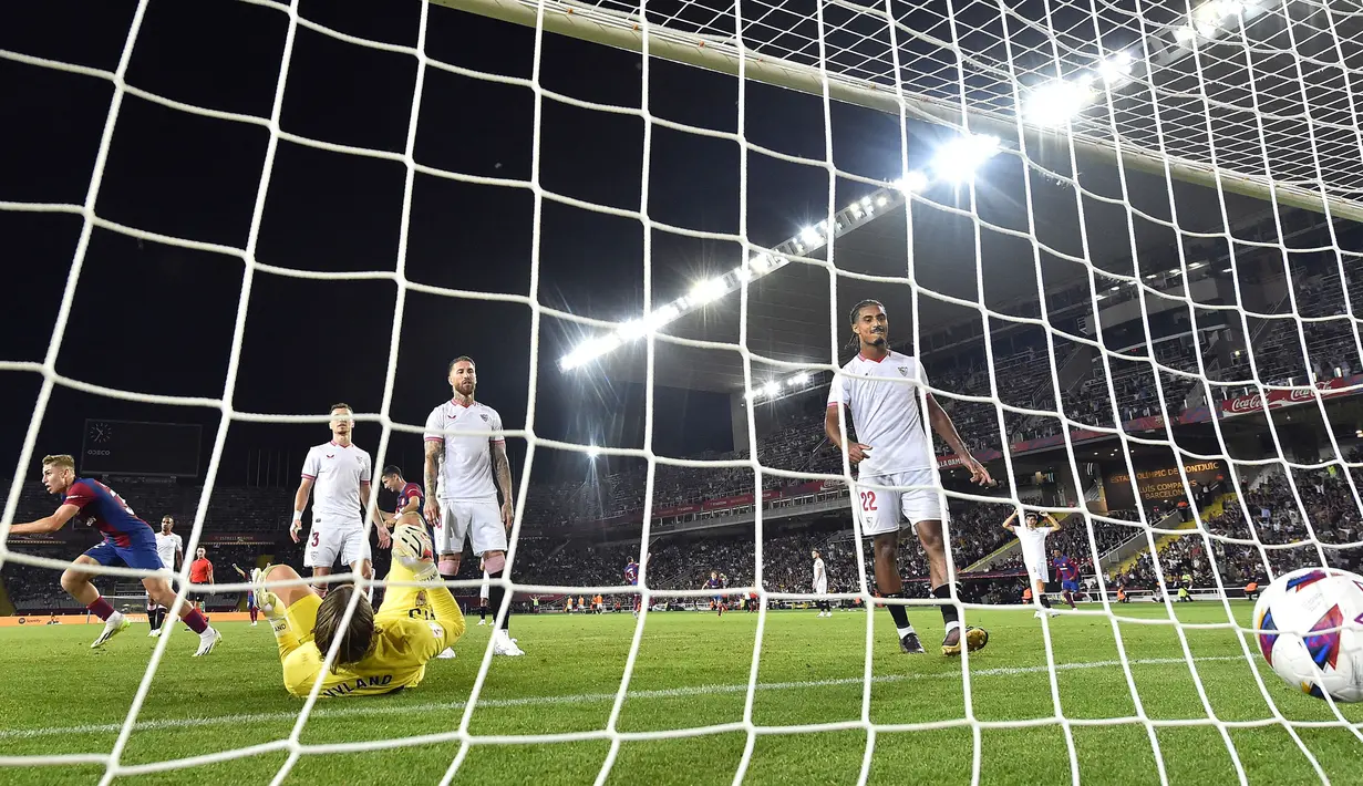 Reaksi kecewa sejumlah pemain Sevilla setelah gol bunuh diri Sergio Ramos pada laga lanjutan Liga Spanyol 2023/2024 melawan Barcelona di Estadi Olimpic Lluis Companys, Barcelona, Spanyol, Sabtu (30/09/2023) dini hari WIB. Kekalahan 0-1 Sevilla menempatkan mereka pada posisi ke-12 klasemen dengan raihan 7 poin. (AFP/Pau Barrena)