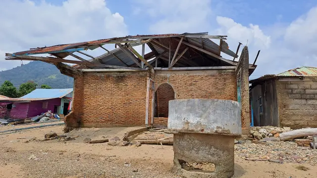 Kondisi rumah warga di Sungai Pisang, Kecamatan Bungus Teluk Kabung, Kota Padang yang terdampak abrasi. Sumur yang dahulunya berada di bagian dalam rumah kini sudah terendam air laut. (Liputan6.com/ Novia Harlina)