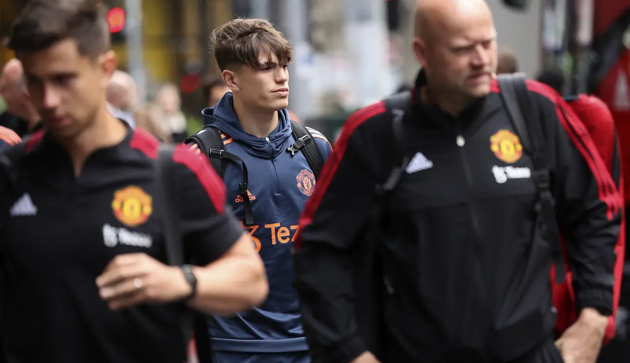 Alejandro Garnacho. Sayap kiri berusia 18 tahun yang baru saja dipromosikan dari tim U-23 ke tim senior Manchester United ini didatangkan dari tim remaja Atletico Madrid pada awal musim 2020/2021. Bersama tim U-23 ia telah tampil dalam 12 laga dengan torehan 3 gol dan 1 assist. Saat ini ia ikut serta dalam tour pramusim Manchester United menjelang bergulirnya musim 2022/2023. (AFP/Martin Keep)