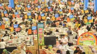 Pegunjung memadati bazar buku Big Bad Wolf 2019 di ICE BSD City, Tangerang, Minggu (3/3). Bazar buku terbesar yang dibuka mulai 1 - 11 Maret menghadirkan jutaan buku dari dalam dan luar negeri. (merdeka.com/Arie Basuki)