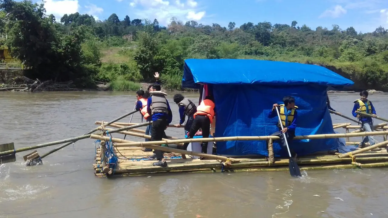 Tim Ekspedisi Pilih Rakit Tradisional Saat Susuri Sungai Musi