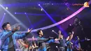 Coboy Junior berusaha mengajak penonton untuk mengikuti gerakan mereka (Liputan6.com/Rini Suhartini).