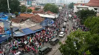 Sejumlah pedagang kaki lima (PKL) berjualan di trotoar Jalan Jati Baru, kawasan Tanah Abang, Jakarta, Kamis (11/5). Keberadaan pedagang yang berjualan menganggu akses pejalan kaki dan kendaraan yang melintas di kawasan itu. (Liputan6.com/Gempur M Surya)