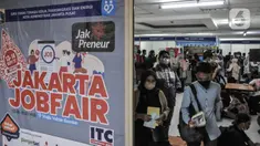 Calon pelama kerja menghadiri Jakarta Job Fair 2022 di ITC Cempaka Mas, Jakarta Pusat, Selasa (13/9/2022). Pemprov DKI Jakarta melalui Dinas Tenaga Kerja, Transmigasi, dan Energi (Disnakertrans) kembali menggelar bursa lowongan kerja atau job fair. (merdeka.com/Iqbal S. Nugroho)