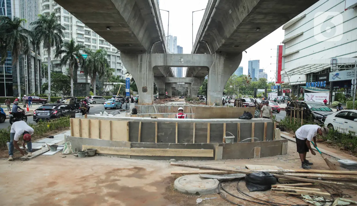 Aktivitas pekerja saat merampungkan proyek revitalisasi trotoar di sepanjang Jalan Satrio-Casablanca, Jakarta Selatan, Selasa (10/12/2019). Kawasan ini akan menjadi tempat warga berkegiatan. (Liputan6.com/Faizal Fanani)
