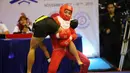 Atlet Wushu Iran, Sedigheh Dariaeivahrkadeh (kanan) saat tampil di nomor Sanda pada Kejuaraan Dunia Wushu 2015 di Istora, Senayan, Jakarta, Rabu (18/11/2015). (Bola.com/Nicklas Hanoatubun)