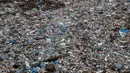 Untuk diketahui, kadar mangan yang melebihi batas aman dapat berisiko buruk bagi kesehatan saraf jika dikonsumsi dalam jangka panjang. Tampak dala foto, ceceran botol plastik dan sampah lainnya, yang hanyut terbawa hujan, mengapung di sepanjang Waduk Badovc di dekat Pristina, Kosovo pada Rabu 4 Februari 2026. (Armend NIMANI/AFP)