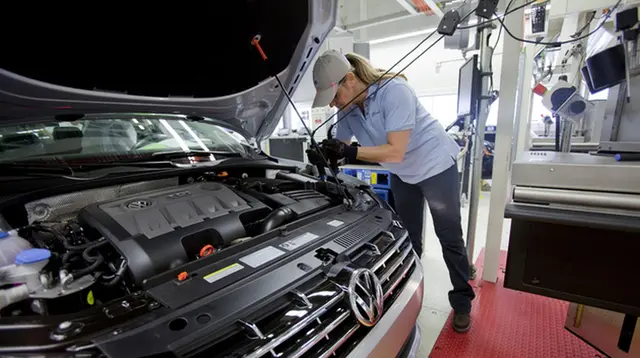 Pekerja pabrik VW memilih menentang putusan serikat pekerja dan mendukung keputusan perusahaan menggenjot produksi di pabrik Chattanooga.
