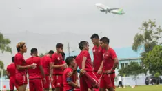 Para pemain Persija Jakarta melepas dahaga saat latihan di Lapangan Sutasoma, Jakarta, Rabu (31/1/2018). Latihan ini merupakan persiapan jelang babak delapan besar Piala Presiden. (Bola.com/Asprilla Dwi Adha)