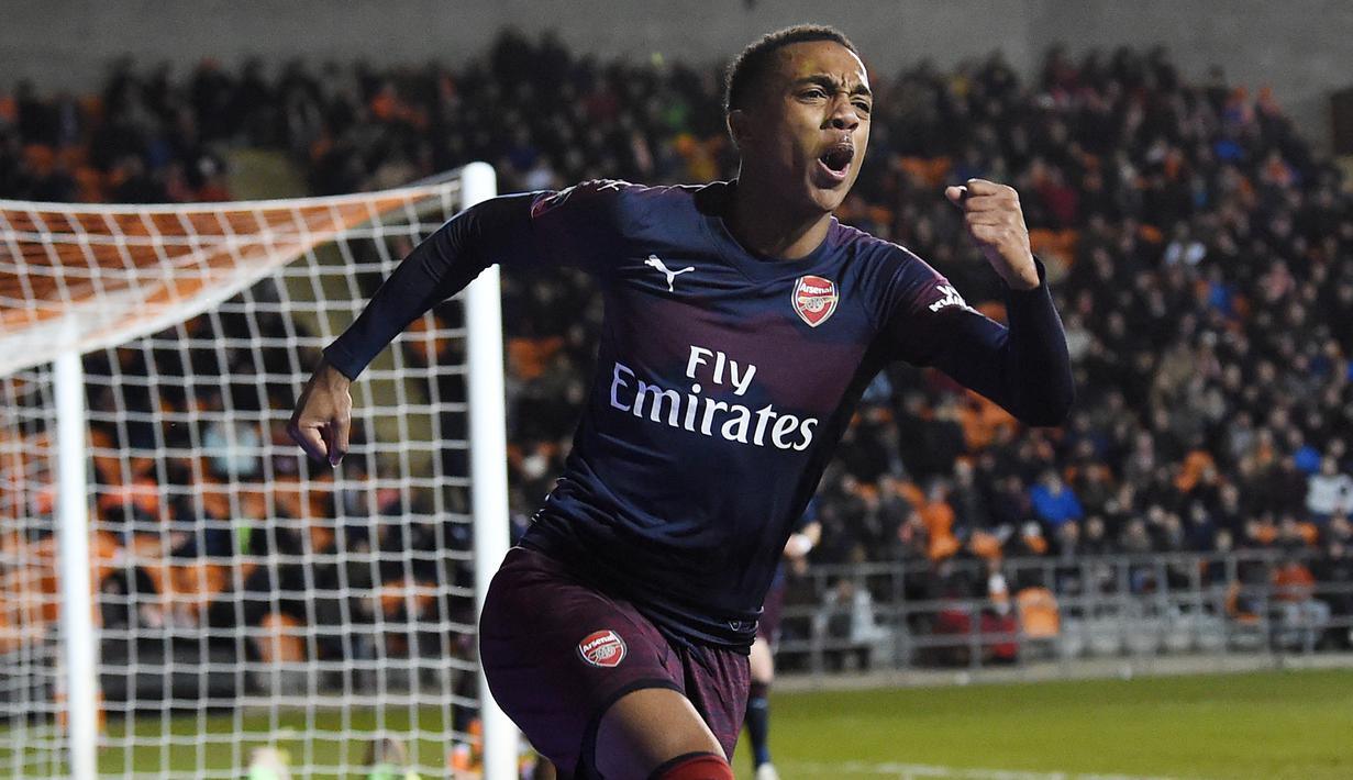 Gelandang Arsenal, Joe Willock, melakukan selebrasi usai membobol gawang Blackpool pada laga Piala FA di Stadion Bloomfield Road, Sabtu (5/1). Arsenal menang 3-0 atas Blackpool. (AFP/Paul Ellis)