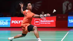 Pebulu tangkis tunggal putra Indonesia, Alwi Farhan, berusaha mengembalikan kok ke arah Lakhsya Sen (India) pada babak 32 besar Indonesia Open 2026 di Istora Senayan, Jakarta, Selasa (2/6/2026). (Bola.com/M Iqbal Ichsan)