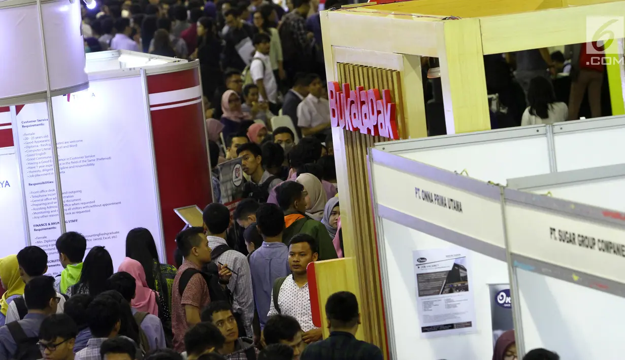 Ribuan pelamar memadati bursa kerja di Jakarta, Rabu (24/1). Pemerintah mengklaim angka pengangguran pada 2017 turun daripada tahun sebelumnya. (Liputan6.com/Angga Yuniar)