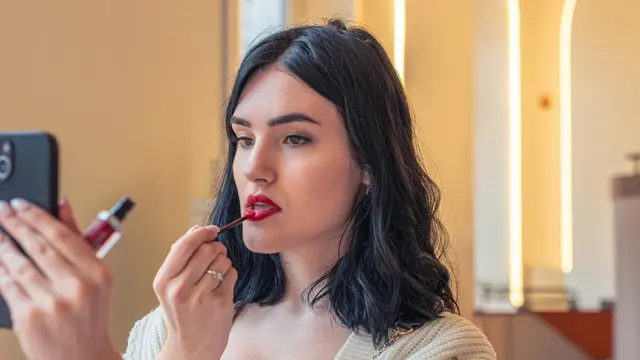 Ilustrasi mencoba lipstik/freepik.com/pvproductions