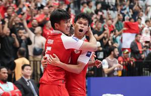 Pemain Timnas Futsal Indonesia, Ardiansyah Nur (kanan) merayakan gol bersama Israr Megantara dalam laga final Piala Asia Futsal 2026 melawan Iran yang berlangsung di Indonesia Arena, Senayan, Jakarta, Sabtu (07/02/2026). (Bola.com/Bagaskara Lazuardi)