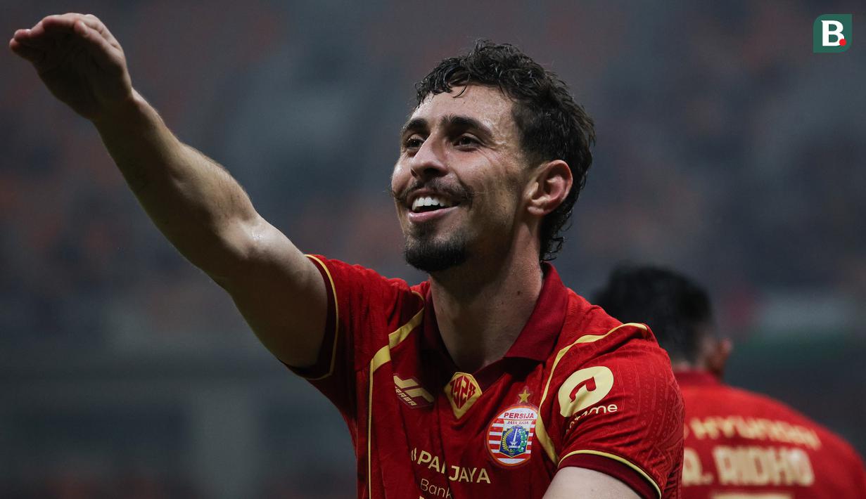 Selebrasi Gustavo Franca usai mencetak gol pada debutnya dalam laga persahabatan Persija Jakarta melawan Arema FC yang diselenggarakan di markas kebanggaan Macan Kemayoran, Jakarta International Stadium (JIS), Sabtu (26/7/2025). (Bola.com/Abdul Aziz)