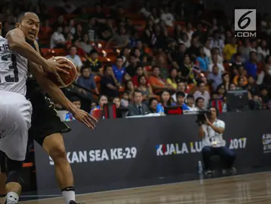 Pebasket putra Indonesia Wisnu Arki Dikania berebut bola dengan pebasket Thailand pada semifinal SEA Games 2017 di MABA Stadium, Kuala Lumpur, Jumat (25/8). Tim Basket Indonesia menang atas Thailand dengan skor 79-74. (Liputan6.com/Faizal Fanani)